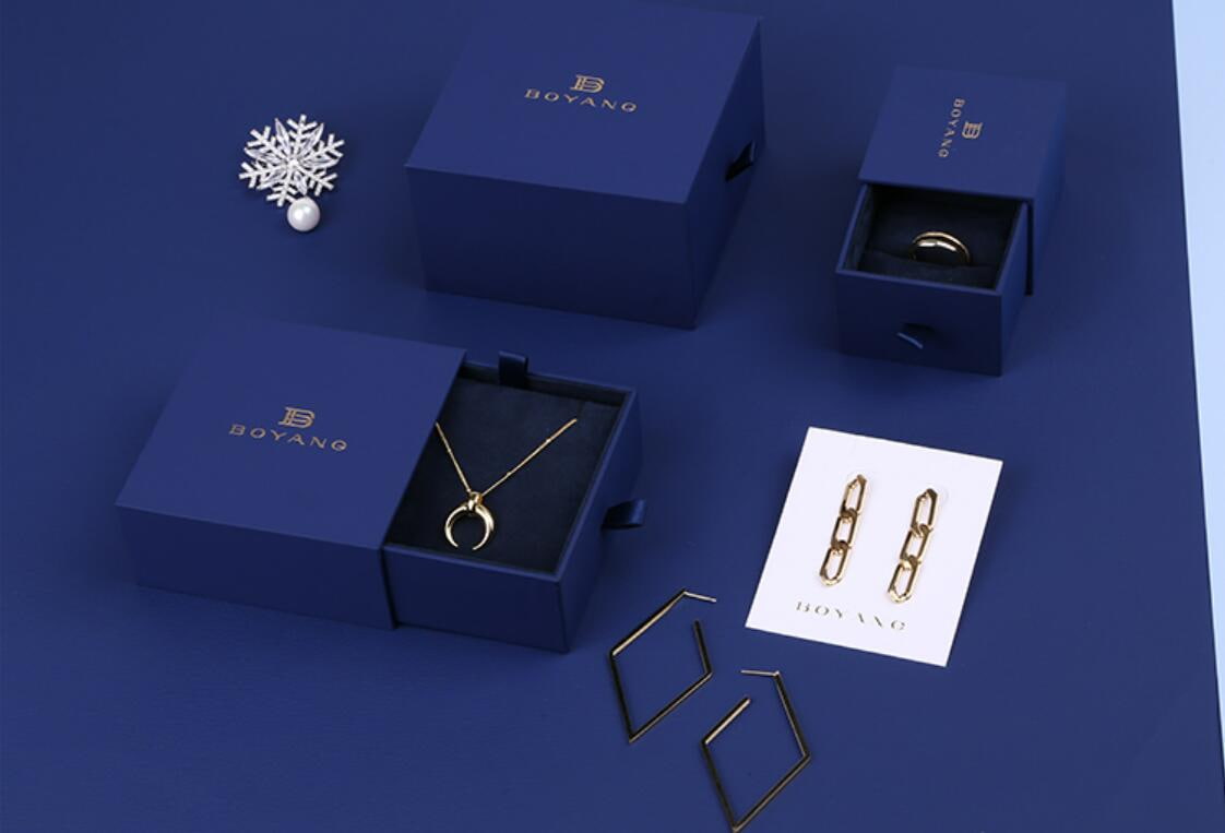 What is the difference between paper jewelry boxes and jewelry display stands?