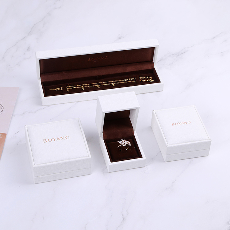 Wholesale white leather bracelet gift plastic box designs