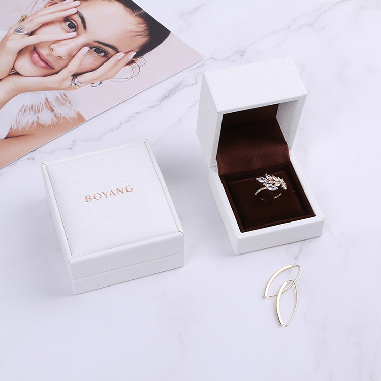 Wholesale white leather bracelet gift plastic box designs