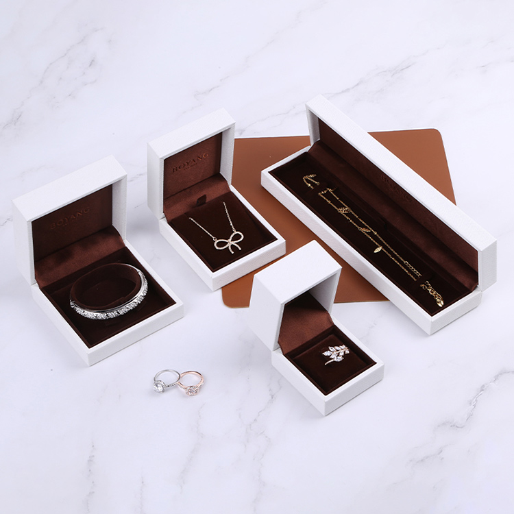 Wholesale white leather bracelet gift plastic box designs
