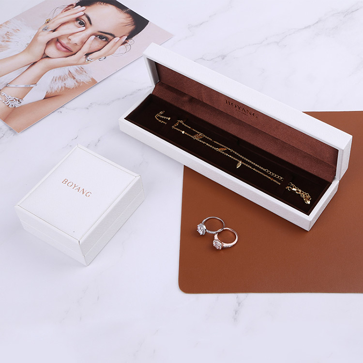 Wholesale white leather bracelet gift plastic box designs
