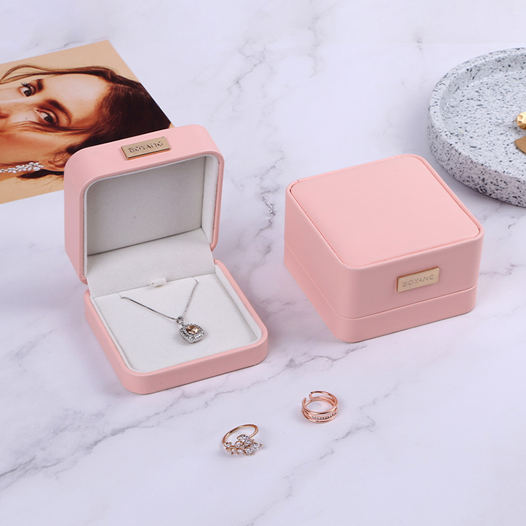 Good supplier custom pink engagement ring plastic packaging box