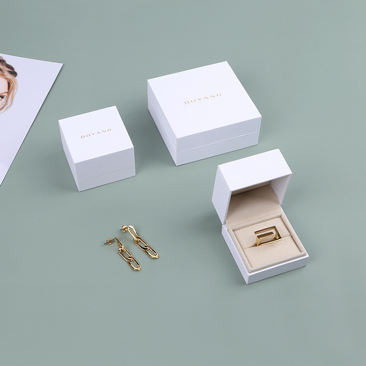 Hot sale the best price fast logistics white custom necklace plastic box amazon