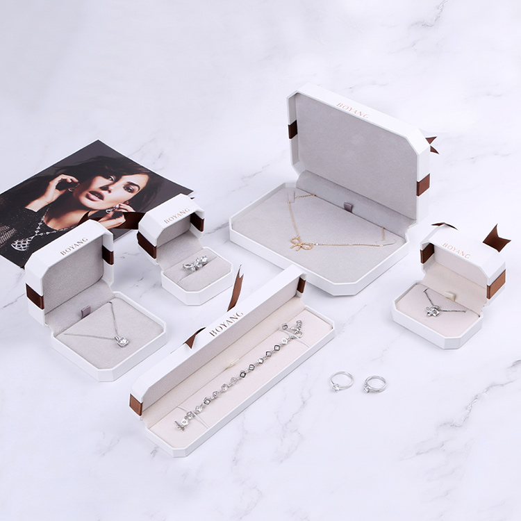Delicate new style white luxury custom wedding ring gift box with ribbon