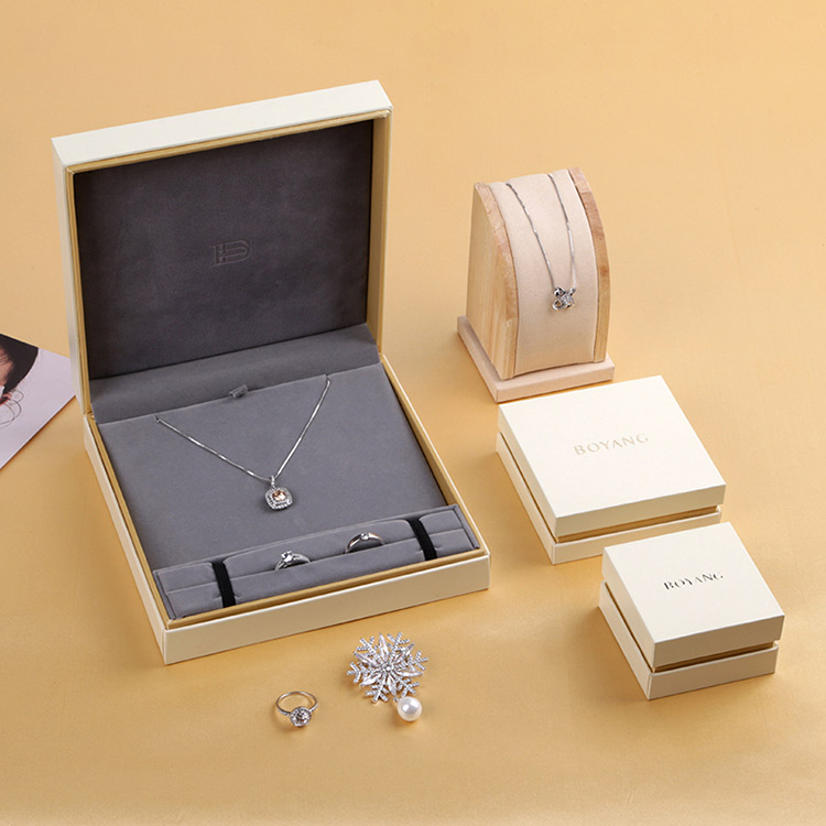High quality eco luxury velvet custom wooden necklace gift box packaging