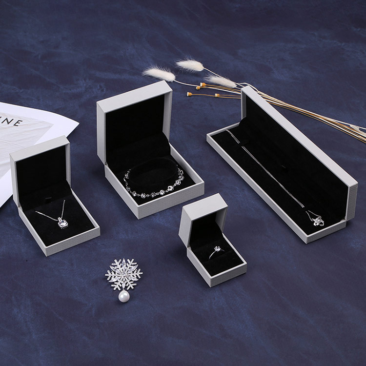 Elegant wholesale pray bracelet gift boxes inside soft velvet insert 