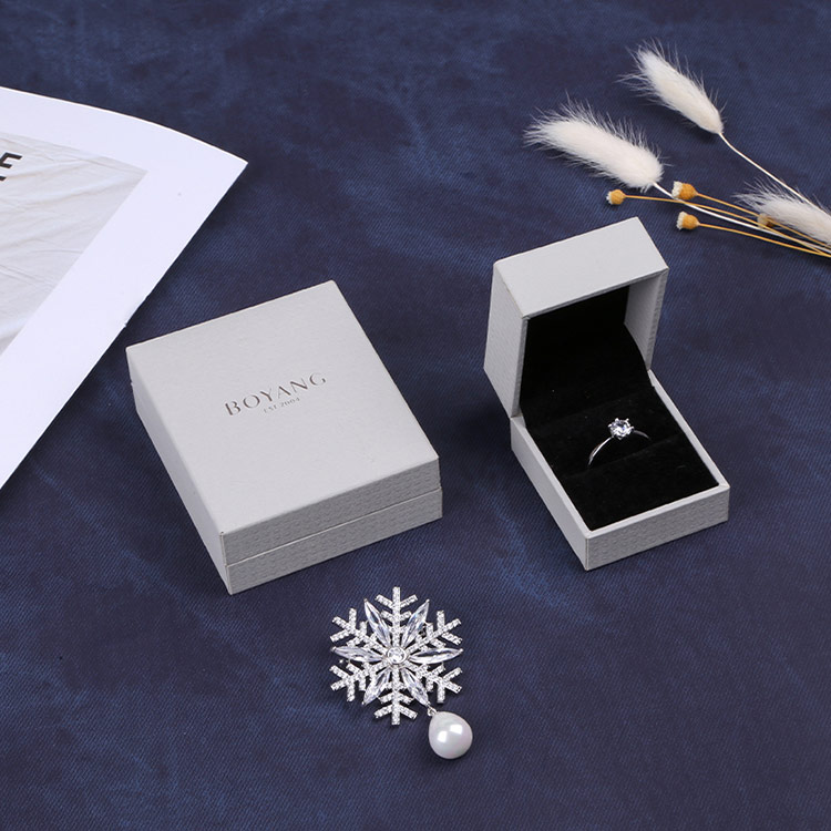 Elegant wholesale pray bracelet gift boxes inside soft velvet insert 