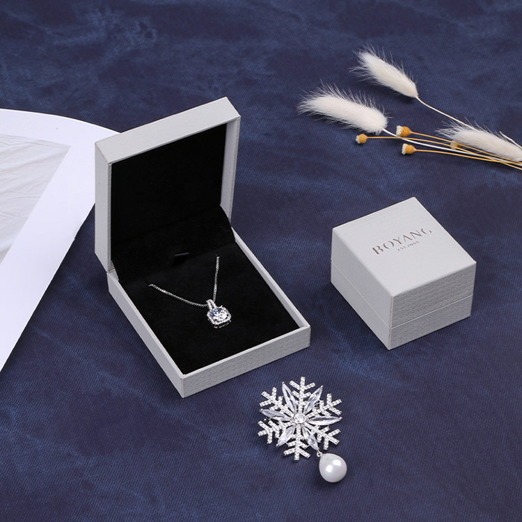 Elegant wholesale pray bracelet gift boxes inside soft velvet insert 