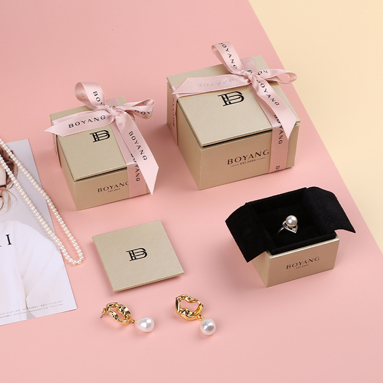 Wholesale best women gift bracelet box packaging with ribbon