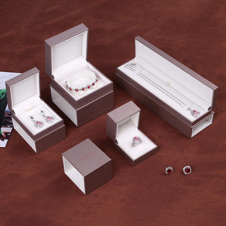 Low moq luxury plastic packaging prayer custom bracelet gift box