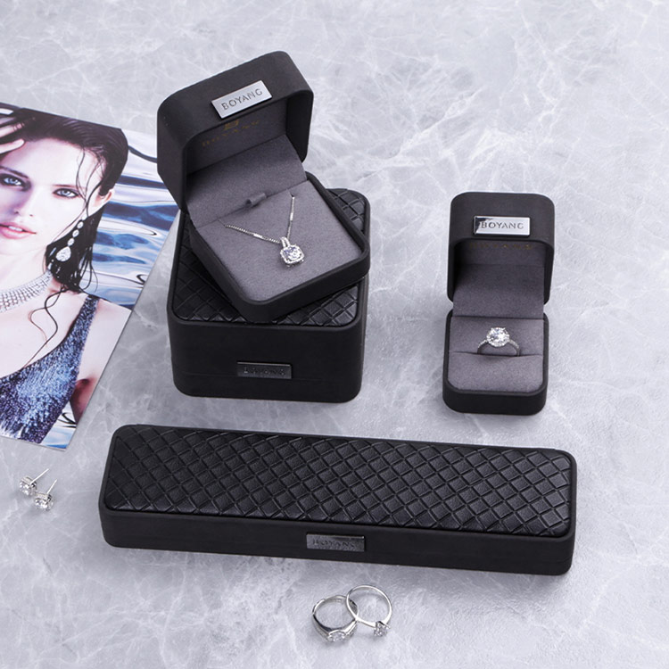 Fantastic service custom label black best bracelet plastic gift box