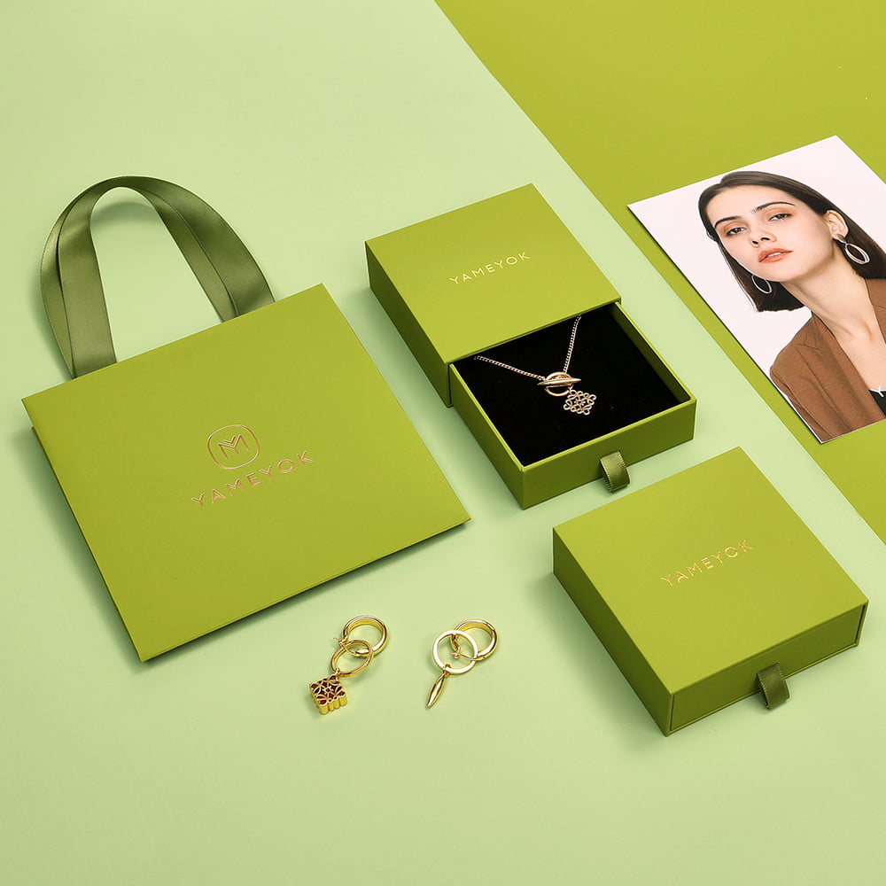 Excellent work luxury custom logo pendant gift box packaging