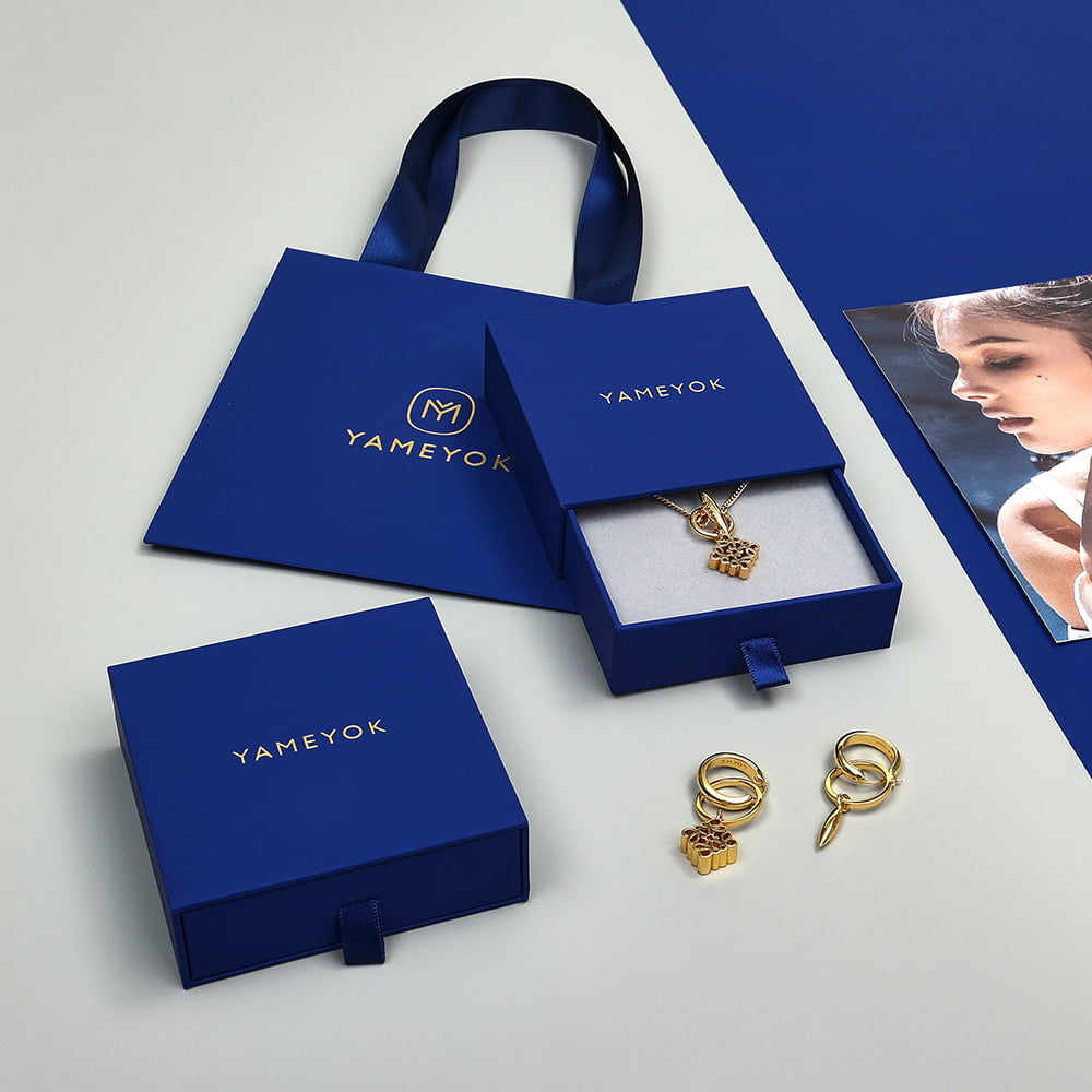 Excellent work luxury custom logo pendant gift box packaging